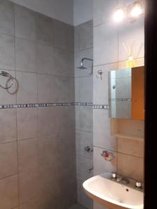Ένα μπάνιο στο DEPARTAMENTO CÉNTRICO - A DOS CUADRAS DE TERMINAL - Zona residencial