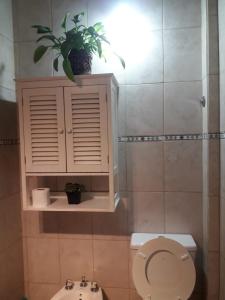 Ένα μπάνιο στο DEPARTAMENTO CÉNTRICO - A DOS CUADRAS DE TERMINAL - Zona residencial