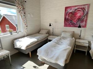 מיטה או מיטות בחדר ב-Röda Stugan