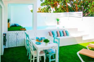 um pátio com uma mesa, cadeiras e um sofá em Vibesol Pool Heated House em Playa Honda