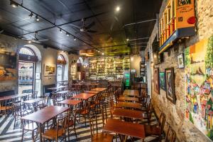 - un restaurant avec des tables et des chaises dans une salle dans l'établissement Lobie Armazém São Joaquim, à Rio de Janeiro