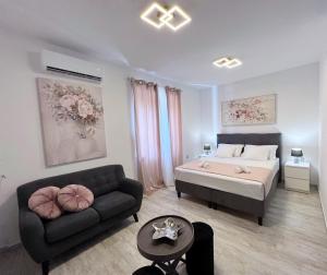 sala de estar con cama y sofá en Studio apartman Perla en Split