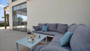 un soggiorno con divano blu e tavolo di PARADISE premium apartment a Villajoyosa