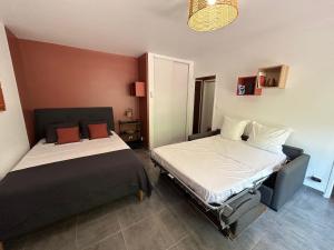 um quarto com duas camas num quarto em Les Appartements d'Edmond Rome Favier em Marselha