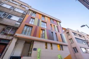 The building in which az apartmanhoteleket is located