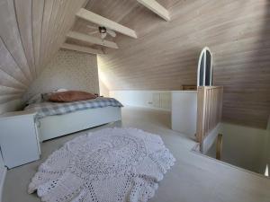 a bedroom with a bed and a white rug at Kaldeni majutus in Are