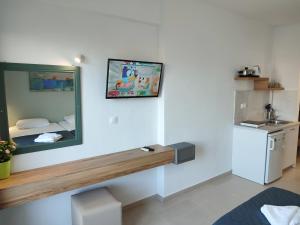Кухня или мини-кухня в Kostas Apartments
