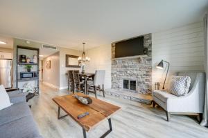 ein Wohnzimmer mit einem Sofa und einem Kamin in der Unterkunft Updated Gatlinburg Condo Balcony and Mountain Views in Gatlinburg