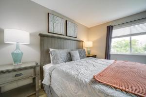 Schlafzimmer mit einem Bett und einem Fenster in der Unterkunft Updated Gatlinburg Condo Balcony and Mountain Views in Gatlinburg