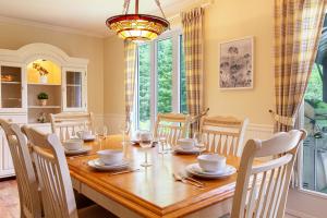 a dining room with a wooden table and chairs at Les Chalets Tourisma - Chalet au bord de l'eau avec spa et foyer - Le Draveur in Saint-Raymond