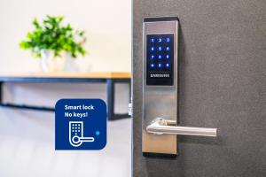 a door with a sign that says smart lock no keys at Deluxe Apartments in Palermo in Buenos Aires