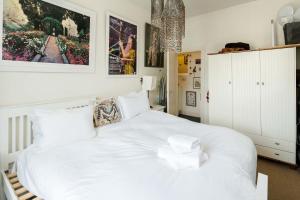 una camera bianca con un grande letto bianco di Stylish Central London Flat Near Tower Bridge a Londra
