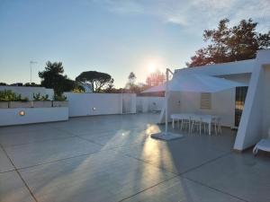 d'une terrasse avec des tables et des chaises et une clôture blanche. dans l'établissement 73059, à Ugento