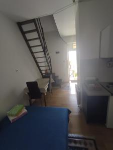 una sala de estar con una mesa azul y una escalera en Apartments Berbić, en Šibenik
