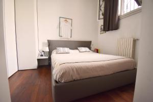A bed or beds in a room at Corte del 6 - Cozy Modern Flat