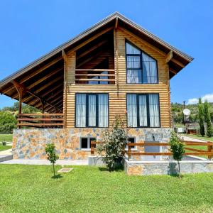 a log cabin with a large window on the side of it at Villa Kei 