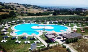uma vista aérea de uma piscina num resort em Siris Hotel em Serres