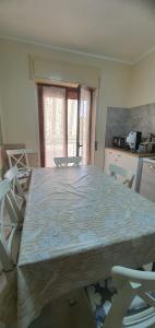 einen großen Tisch in einem Zimmer mit Küche in der Unterkunft Casa Mare Blu Agropoli - Blu Zaffiro in Agropoli