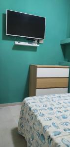 Schlafzimmer mit einem Bett und einem Flachbild-TV in der Unterkunft Casa Mare Blu Agropoli - Blu Zaffiro in Agropoli