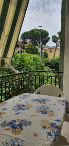 einen Tisch mit einem blauen und weißen Tischtuch auf dem Balkon in der Unterkunft Casa Mare Blu Agropoli - Blu Zaffiro in Agropoli