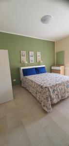 ein Schlafzimmer mit einem großen Bett in einem Zimmer in der Unterkunft Casa Mare Blu Agropoli - Blu Zaffiro in Agropoli