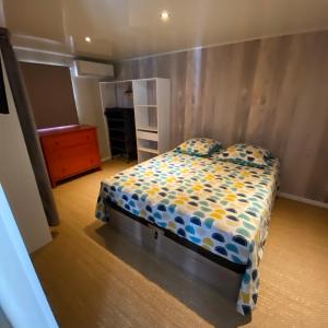 Postel nebo postele na pokoji v ubytování Bungalow de luxe de 60m2 dans camping 5 étoiles