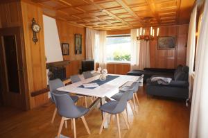 Alpenvilla Tirol Zentral في فولس: غرفة طعام مع طاولة بيضاء وكراسي