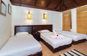 Giường trong phòng chung tại Abu Dabbab Lodge