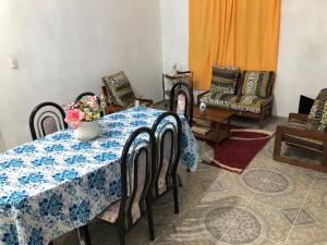 ein Esszimmer mit einem Tisch mit einem blauen und weißen Tischtuch in der Unterkunft Casa “El Rodeo” in El Rodeo