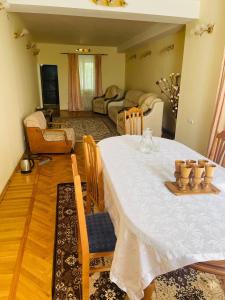 Vila Tatiana في Bîc: غرفة طعام مع طاولة وغرفة معيشة