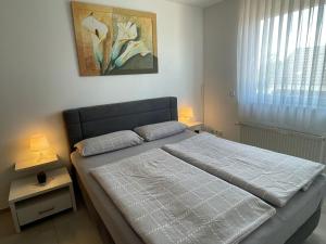 ein Schlafzimmer mit einem Bett und einem Wandgemälde in der Unterkunft Ferienhaus Maria in Norddeich TYP B in Norddeich
