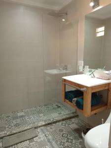 a bathroom with a sink and a mirror at Departamentos pura vida 2 in General Roca