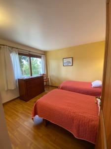 Habitación de hotel con 2 camas y ventana en Barranco de los Condores en San Martín de los Andes