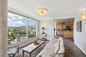 Кът за сядане в Downtown Reno Penthouse with Panoramic Views