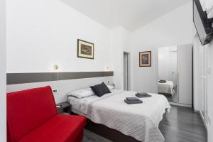 sypialnia z łóżkiem i czerwoną kanapą w obiekcie Villa LM w mieście Krnica +30 zdjęć