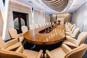 President Resort Hotel في كيشيناو: قاعة المؤتمرات مع طاولة وكراسي طويلة