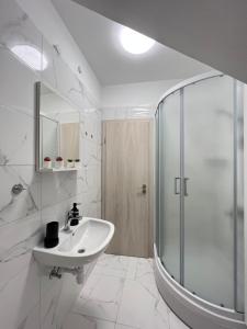 y baño blanco con lavabo y ducha. en Studio apartman Perla, en Split