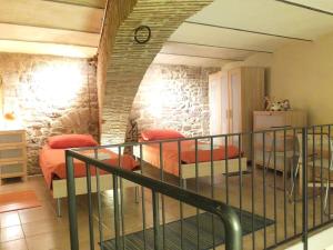 um quarto com 2 camas e almofadas vermelhas em Lovely apartment in the heart of Perugia em Perugia