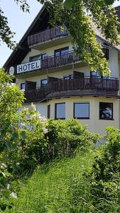 a hotel building with a balcony on the side of it at Hotel Wildenburger Hof in Kempfeld