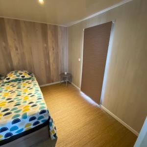 Postel nebo postele na pokoji v ubytování Bungalow de luxe de 60m2 dans camping 5 étoiles