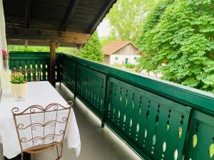 a table and chairs on a green railing on a balcony at Albergue Haid 