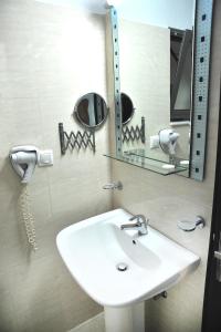Kupatilo u objektu Santa Marina Hotel Apartments