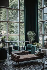 uma sala de estar com uma mesa de centro em frente às janelas em nancy's Holiday Homes Dolomites em Rasùn di Sotto