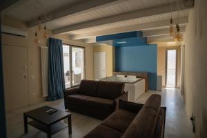 a living room with a couch and a kitchen at Oppip in Gravina in Puglia