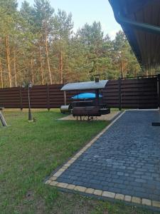 een park met een picknicktafel en een prieel bij Apartamentai Pušyne in Druskininkai