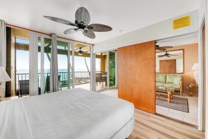 1 dormitorio con 1 cama y balcón en Kona Bali Kai 213, en Kailua-Kona