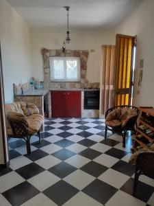 - un salon avec un sol en damier noir et blanc dans l'établissement Casa vacanze zina, à Altavilla Milicia
