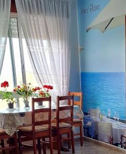 uma sala de jantar com uma mesa e vista para o oceano em RINCON DO MAR 1 IZ em A Guarda