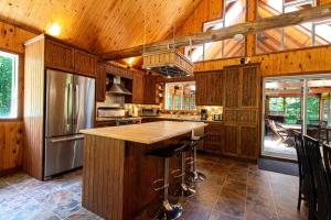 Кухня или мини-кухня в Riverside Stay with Pool Table, Open Air Patio, BBQ
