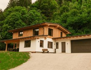 una casa con un garaje delante en das Oberörtl - Kötschach-Mauthen, en Kötschach-Mauthen